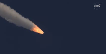 El cohete de la Misión Artemis II, luego del despegue en Cabo Cañaveral.