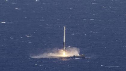 El cohete de SpaceX aterrizó con éxito en una plataforma en el agua