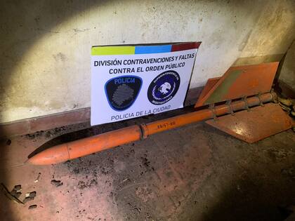 El cohete militar encontrado en una vivienda de Caseros, allanada por una causa de violencia de género