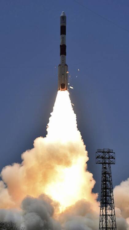 El cohete que lleva al satélite PSLV-C33 despega del centro espacial al sur del estado indio de Tamil Nadu