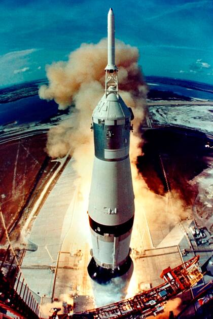 El cohete Saturn V que lleva el vuelo espacial Apollo 11 se lanza desde el Centro Espacial Kennedy el 16 de julio de 1969