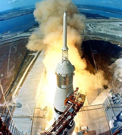 El cohete "Saturno V" había despegado el 16 de julio con la cápsula "Apolo 11", "con un fuego ardiente a 2700 grados centígrados en el infierno de los motores; el 19 de julio se produjo el alunizaje