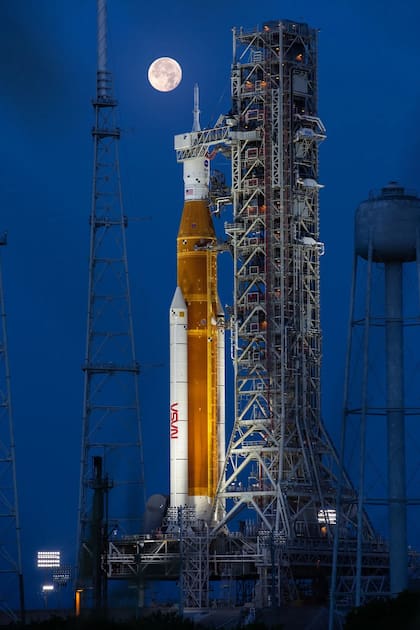 El cohete SLS y la nave espacial Orion en la plataforma móvil de lanzamiento en el Centro Espacial Kennedy