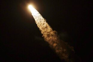 El cohete SpaceX Falcon 9 vuela a la Estación Espacial Internacional después de despegar desde la plataforma de lanzamiento 39A en Cabo Cañaveral