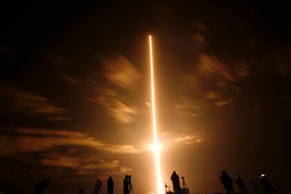 El cohete SpaceX Falcon 9 con la cápsula espacial Crew Dragon despega desde la plataforma 39A en el Centro Espacial Kennedy en Cabo Cañaveral