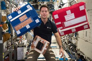 Thomas Pesquet de la Agencia Espacial Europea a bordo de la Estación Espacial Internacional,  en una imagen de 2016, este es su tercer viaje espacial