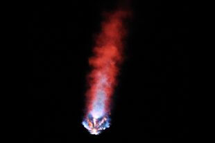 El quemador del cohete SpaceX Falcon 9, que transporta a los astronautas de la misión Crew-2, se ve después de despegar del complejo de lanzamiento