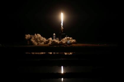 El cohete SpaceX Falcon 9 con la nave espacial Crew Dragon despega durante la misión Demo-1, en el Centro Espacial Kennedy en Florida el 2 de marzo de 2019.