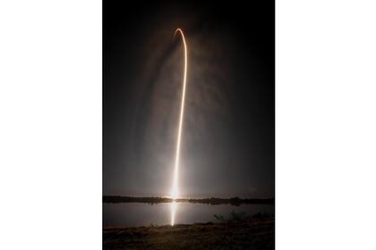 El cohete SpaceX Falcon 9 con la nave espacial Crew Dragon despega durante la misión Demo-1, en el Centro Espacial Kennedy en Florida el 2 de marzo.