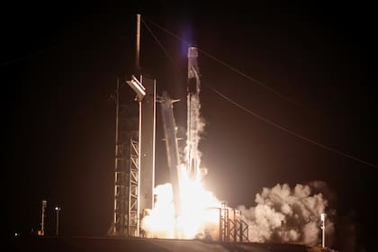 El cohete SpaceX Falcon 9 con la nave espacial Crew Dragon despega durante la misión Demo-1, en el Centro Espacial Kennedy en Florida el 2 de marzo de 2019.