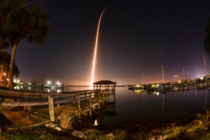 El cohete SpaceX Falcon 9 con la nave espacial Crew Dragon despega durante la misión Demo-1, en el Centro Espacial Kennedy en Florida el 2 de marzo de 2019.