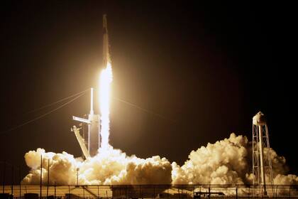 El cohete SpaceX Falcon 9 con la nave espacial Crew Dragon despega durante la misión Demo-1, en el Centro Espacial Kennedy en Florida el 2 de marzo.