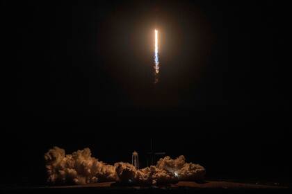 El cohete SpaceX Falcon 9 con la nave espacial Crew Dragon despega durante la misión Demo-1, en el Centro Espacial Kennedy en Florida el 2 de marzo de 2019.
