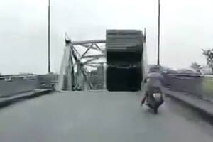 El colapso de un puente en la provincia de Phu Tuo provocó que 10 automóviles y dos motocicletas cayeran a un río