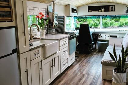 El cole-hogar que planearon, construyeron y con el que rodaron por América del Norte