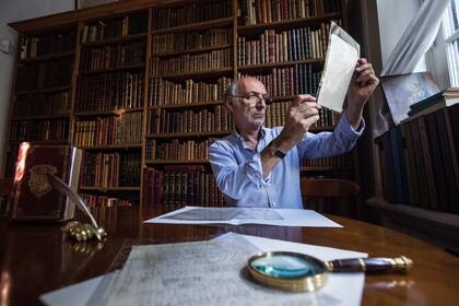 El coleccionista Aizenmann reunió un tesoro de material borgeano, en el que se destaca el manuscrito del texto “La Biblioteca Total”