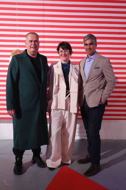 El coleccionista Andrés Brun, Eduardo Mallea, vicepresidente de arteba, y Lucrecia Palacios, directora ejecutiva de arteba