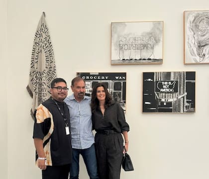 El coleccionista argentino Jorge Pérez, en el centro, con su esposa y el artista Gonzalo Hernández en en stand de Vigil Gonzales en Untitled