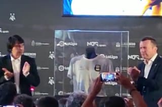 La camiseta icónica de Maradona que regresará a la Argentina gracias a la donación de un histórico rival