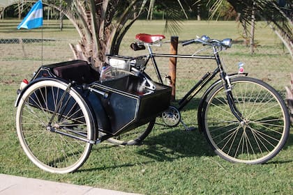 Otra rareza que destaca es una Raleigh antigua, con sidecar fabricado artesanalmente, que descubrió por Internet. Viajó 800km hasta Mercedes, en Uruguay, para buscarla.