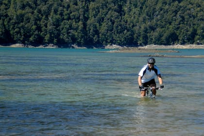 En la Argentina, pedaleó bajo un metro de agua (Foto 9), hizo el Camino de Los Siete Lagos y cruzó la Cordillera de los Andes en dos ocasiones.
