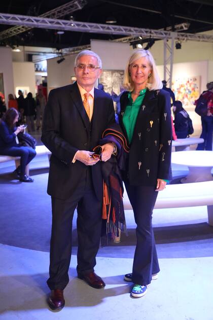El coleccionista Esteban Tedesco y Erica Roberts, de la comisión internacional de arteba
