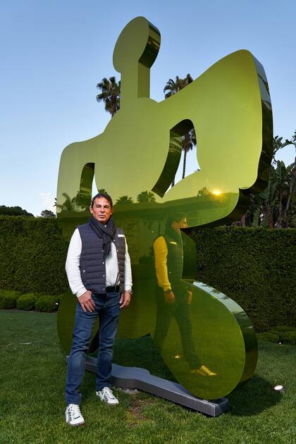 El coleccionista Eugenio López Alonso, heredero del imperio del Grupo Jumex en México, con su escultura de Jeff Koons “Elefante (Amarillo)” (2004) en su patio trasero en Los Ángeles.