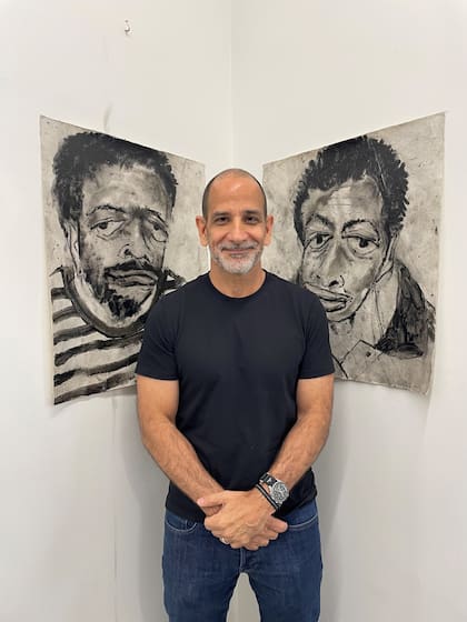 El coleccionista Johnny Roux con obra de Neo Matloga , artista residente en Casa Santa Ana