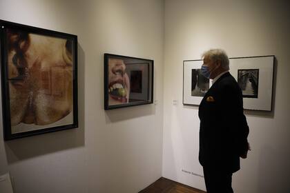 El coleccionista y editor Jean-Louis Larivière observa una obra de Alejandro Kuropatwa en el stand de Vasari
