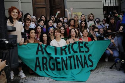 El colectivo Actrices Argentinas en las puertas de trubunales donde se lleva a cabo el juicio por abuso de Thelma Fardín contra Juan Darthés
