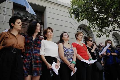 El colectivo Actrices Argentinas en las puertas de trubunales donde se llevó a cabo el juicio por abuso de Thelma Fardín contra Juan Darthés.
