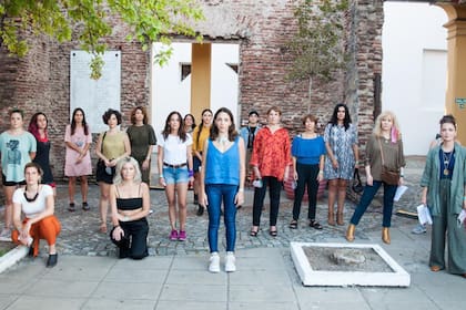 El colectivo Actrices Argentinas junto a Thelma Fardin, minutos antes de la conferencia de prensa