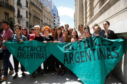 El colectivo Actrices Argentinas se manifestó frente a Tribunales, en apoyo a Coacci
