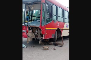 Un hombre, su hija y un bebé de tres meses murieron tras chocar en moto contra un colectivo en Merlo