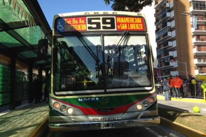 El colectivo de la línea 59 en el que arribó Macri