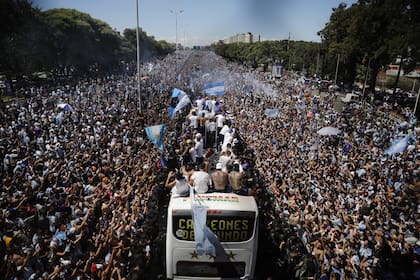 El colectivo de la Selección en las cercanías del peaje de la Autopista Ricchieri