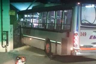 Monte Grande: murió el chofer de un colectivo tras incrustarse en una casa