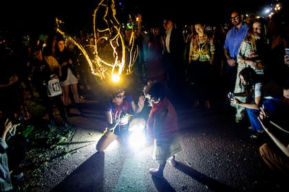 El colectivo interdisciplinario formado por Javier Bustos, Jorge Crowe y Leticia Mazur suma a lo humano ensamblajes tecnológicos, para crear seres que deambulan por la noche como ciborgs, iluminando literalmente con su mirada