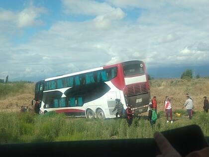 El colectivo que trasladaba a los hinchas fue impactado por el auto