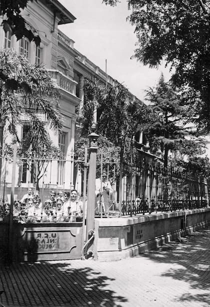 El Colegio Antonio Devoto funciona en la que fue residencia de verano de Antonio Devoto, una de las primeras del barrio.