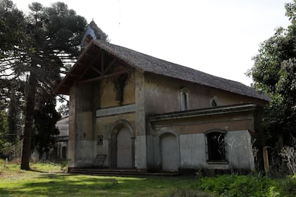 El Colegio Apostólico San José, a cargo de los Padres Agustinos Recoletos, funcionó en Gándara hasta 1974 como escuela y espacio de retiros espirituales; es parte de las ruinas del paraje