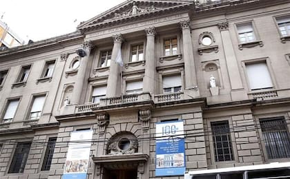 El colegio centenario en la calle Montevideo