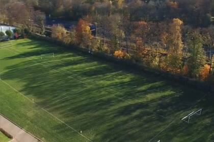 El colegio está poblado de áreas verdes y canchas de fútbol, tenis y básquet