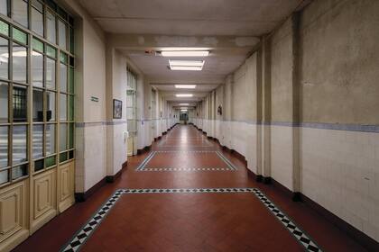 El colegio genera un universo propio, un microcosmos donde la idea de Dios atraviesa cada moldura y peldaño.