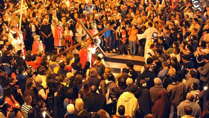 El cardenal Bergoglio encabezó el Vía Crucis, que desde hace diez años recorre la Avenida de Mayo en cada Viernes Santo