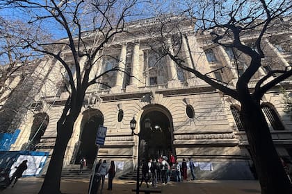 El Colegio Nacional de Buenos Aires, dependiente de la Universidad de Buenos Aires, fue fundado en 1863 por Bartolomé Mitre