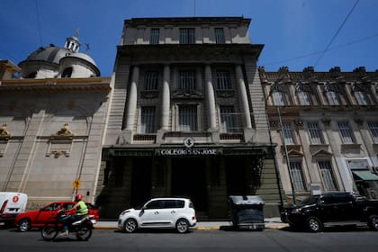 El Colegio San José, sobre la calle Azcuénaga
