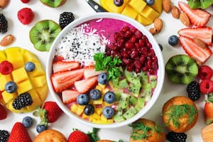 El colesterol es un lípido esencial que se encuentra en el cuerpo y que viaja a través del torrente sanguíneo para ejercer múltiples funciones