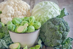 El coliflor pertenece –junto con las coles de Bruselas, el repollo, el brócoli, la col rizada y el bok choy– a la familia de las plantas crucíferas
