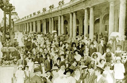 El collage realizado por La Nación a fines de la década de 1910 muestra la penúltima rambla, la que se inauguró en1913.
